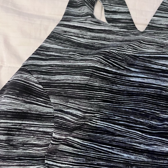 Lululemon sports bra size 2-4 - Picture 2 of 3